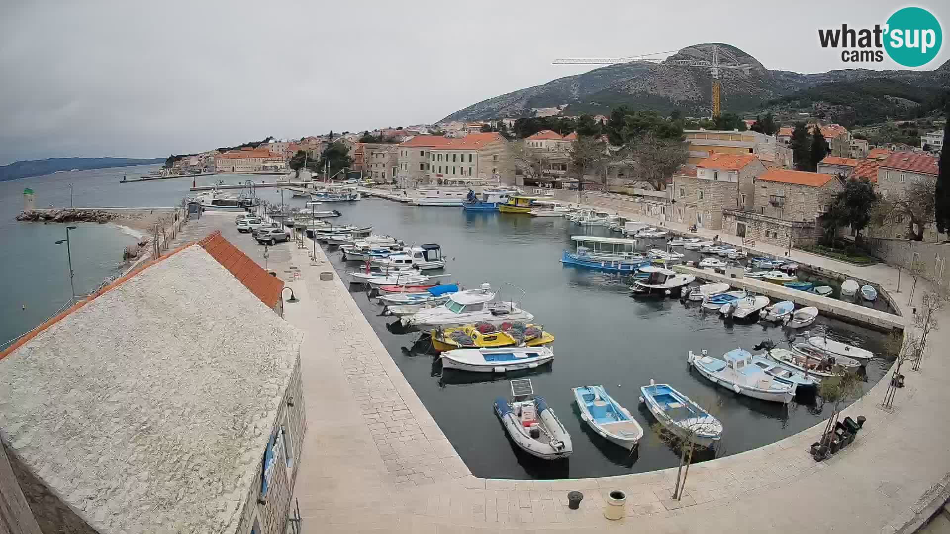 Web kamera Bol Riva – Pogled uživo na luku i marinu