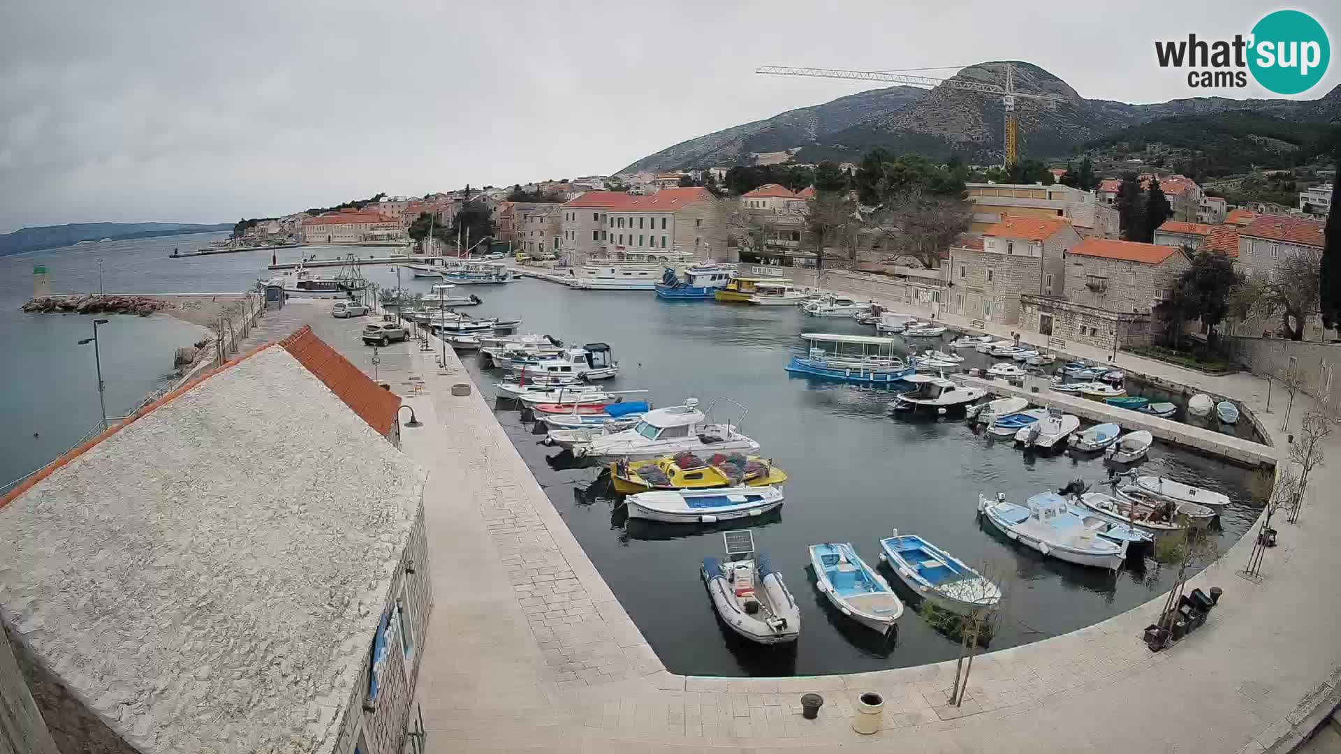 Spletna kamera Bol pristanišče – Pogled v živo na Rivo in marino