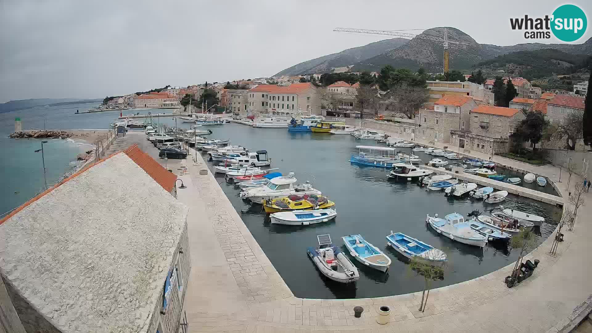 Web kamera Bol Riva – Pogled uživo na luku i marinu