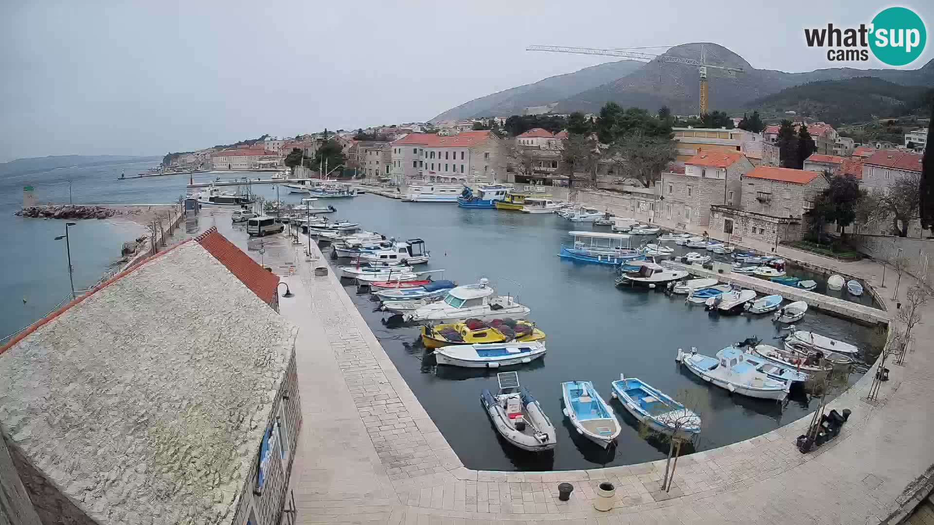 Spletna kamera Bol pristanišče – Pogled v živo na Rivo in marino