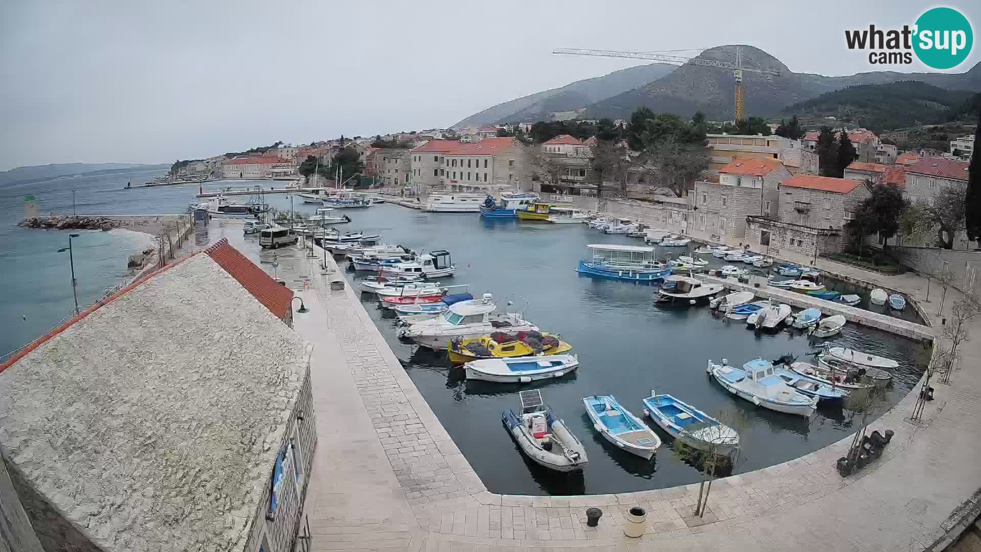 Web kamera Bol Riva – Pogled uživo na luku i marinu