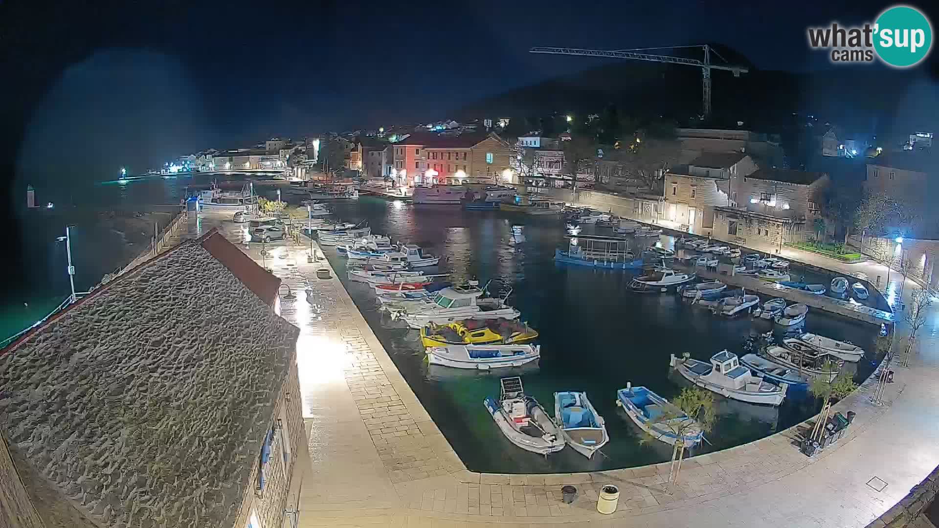 Web kamera Bol Riva – Pogled uživo na luku i marinu