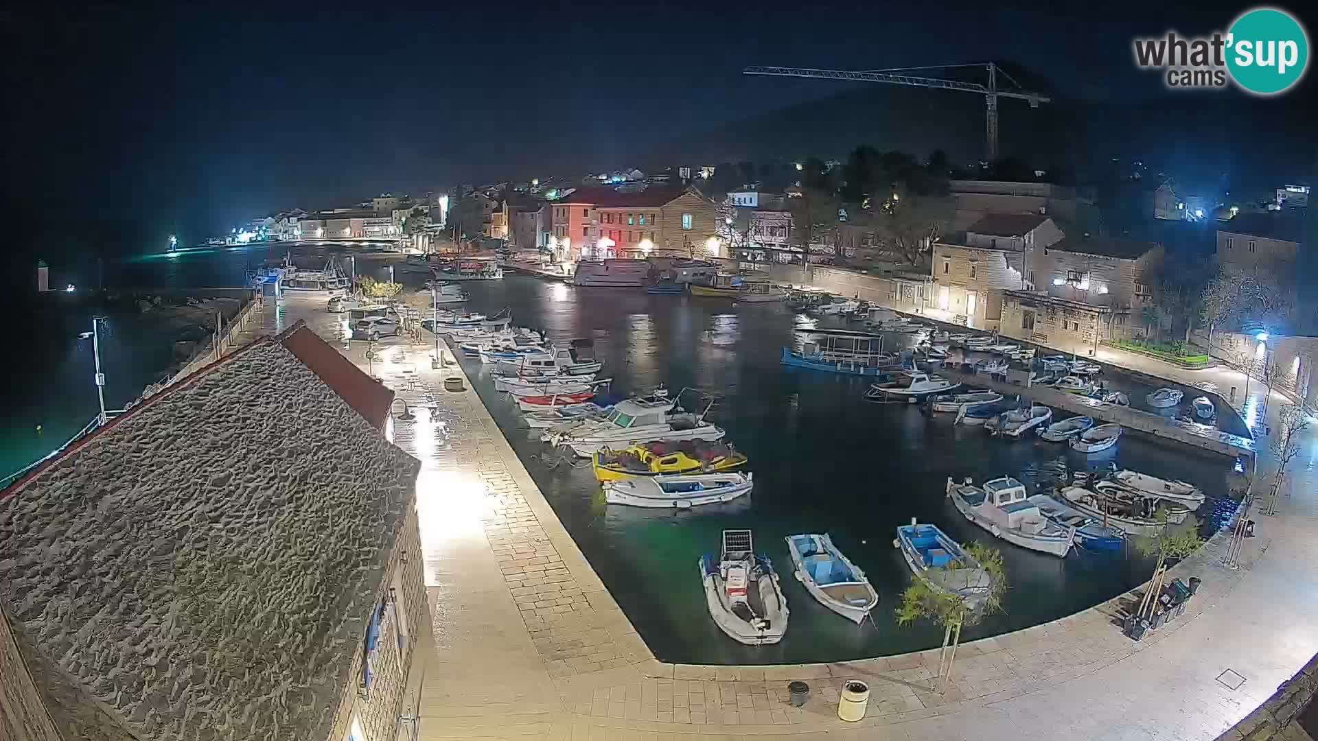 Spletna kamera Bol pristanišče – Pogled v živo na Rivo in marino