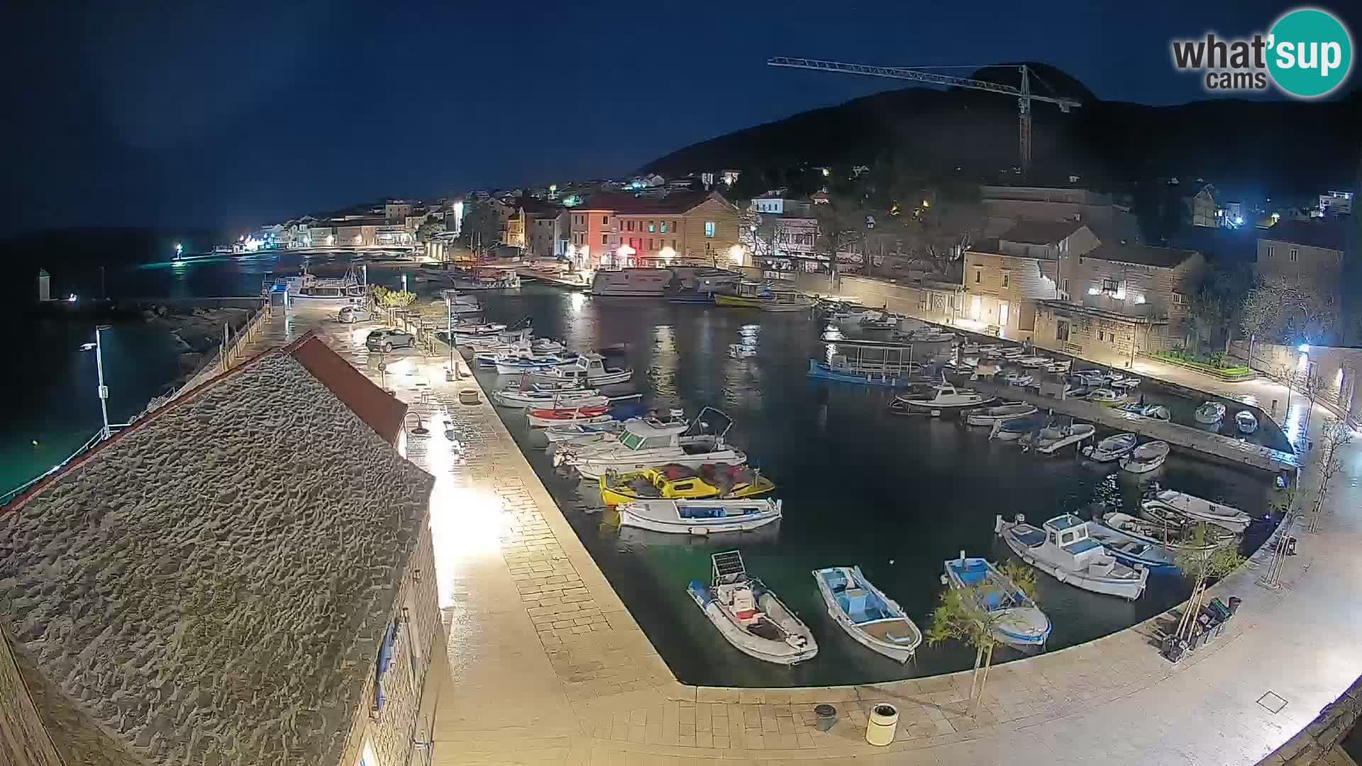 Web kamera Bol Riva – Pogled uživo na luku i marinu