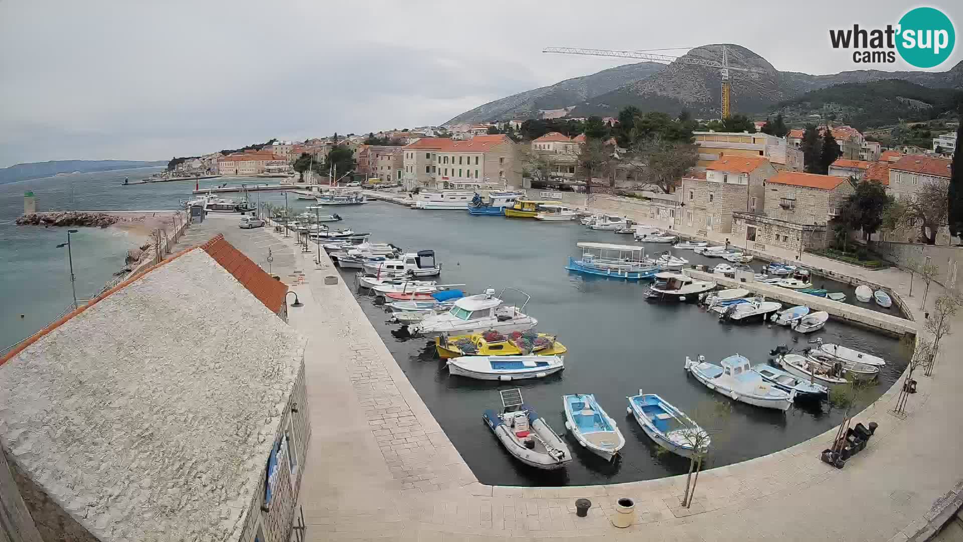 Spletna kamera Bol pristanišče – Pogled v živo na Rivo in marino