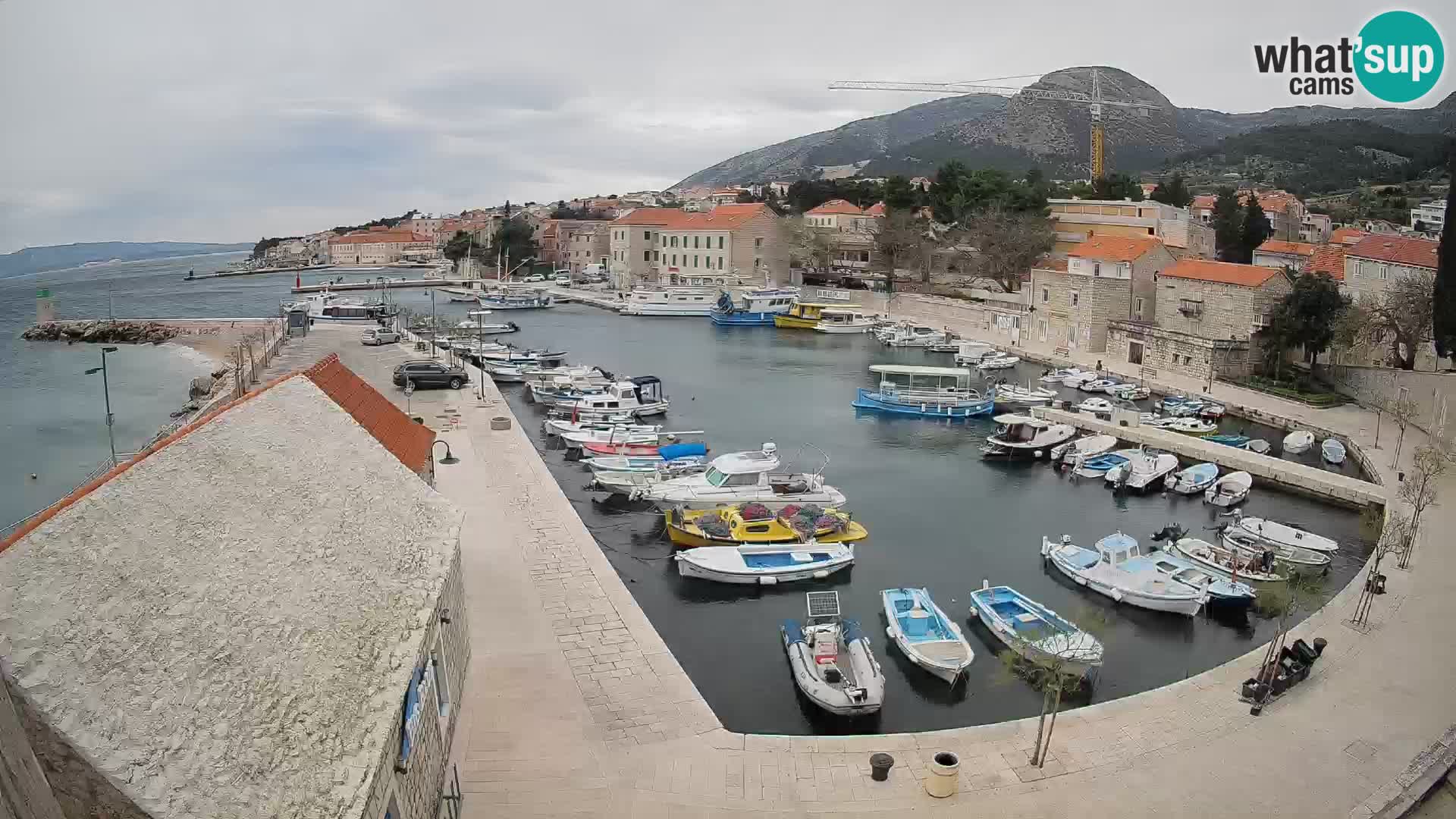 Web kamera Bol Riva – Pogled uživo na luku i marinu