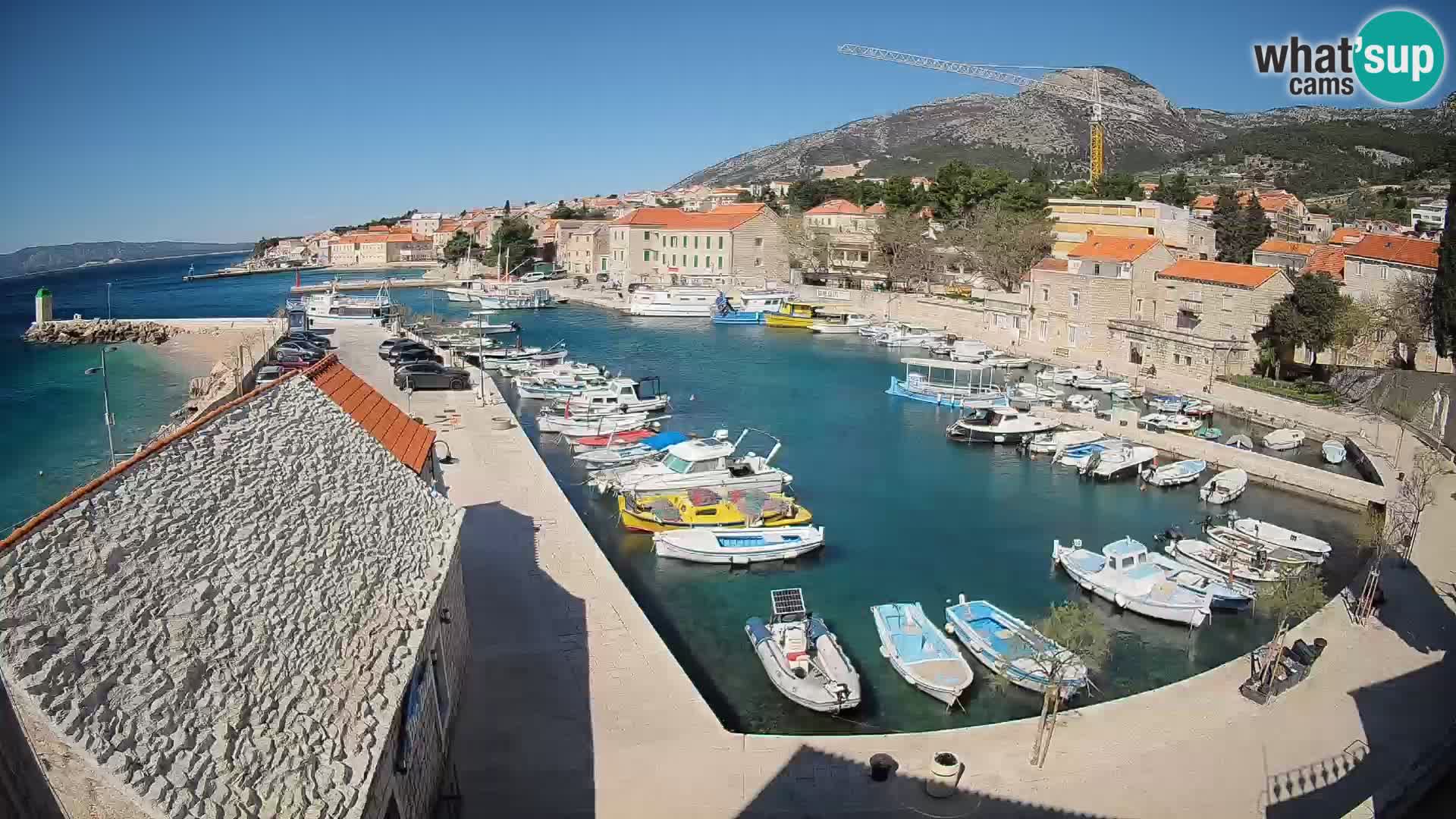 Web kamera Bol Riva – Pogled uživo na luku i marinu