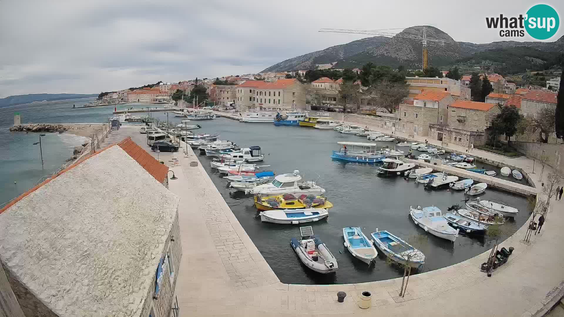 Spletna kamera Bol pristanišče – Pogled v živo na Rivo in marino