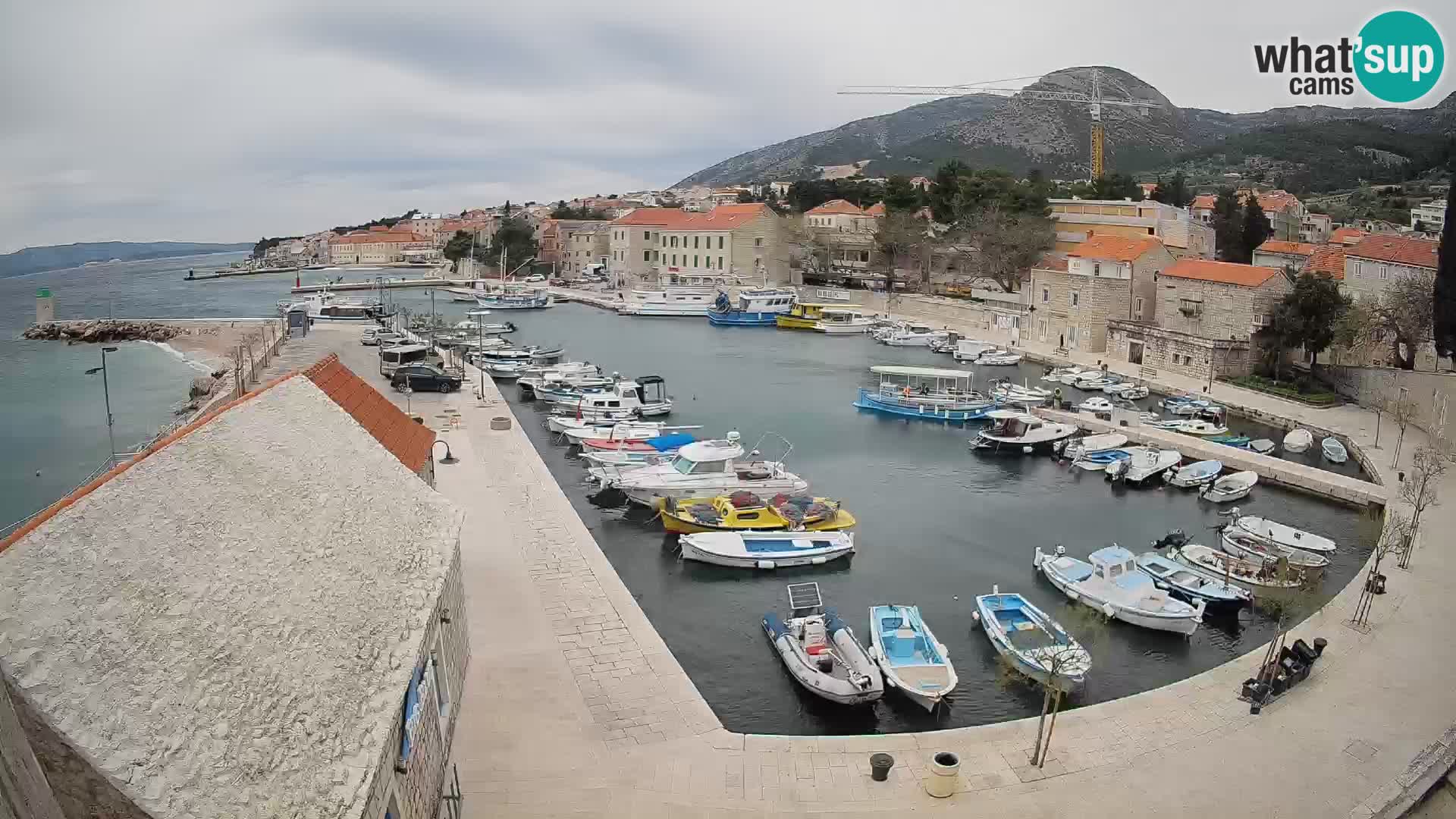 Web kamera Bol Riva – Pogled uživo na luku i marinu