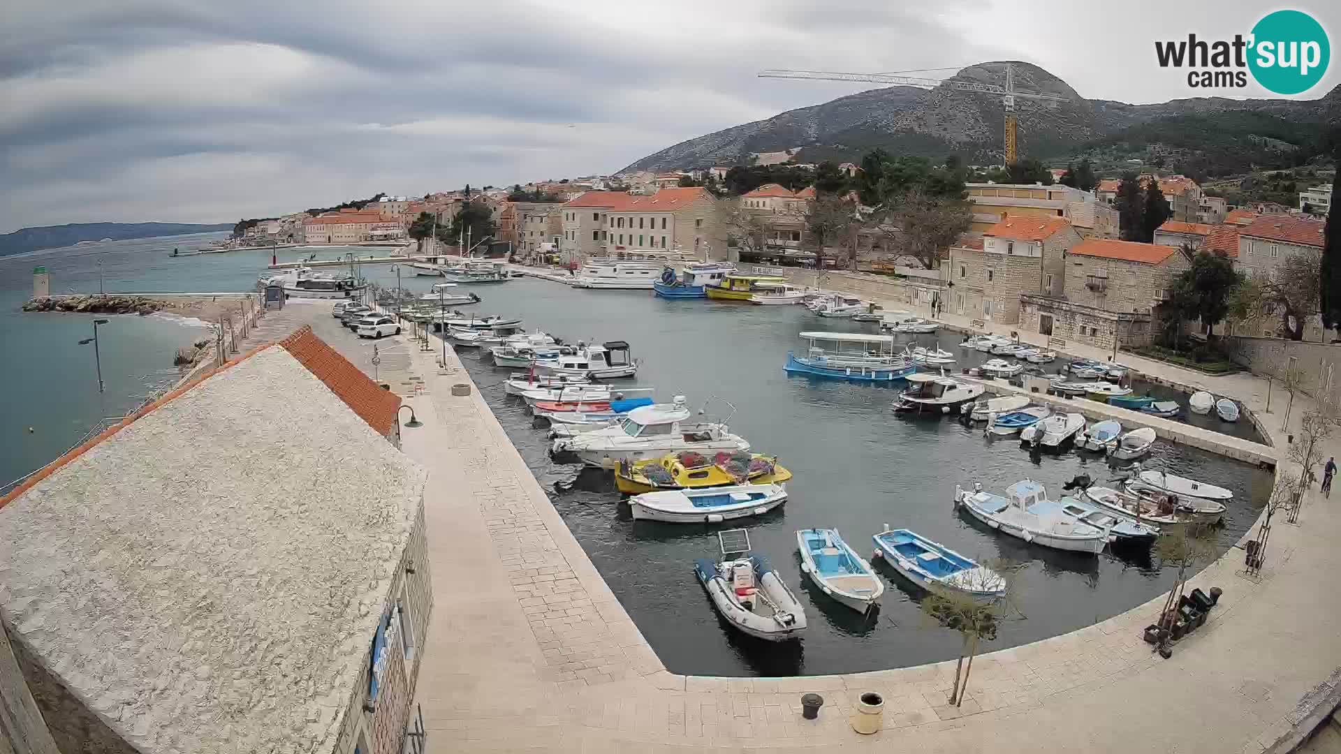 Spletna kamera Bol pristanišče – Pogled v živo na Rivo in marino