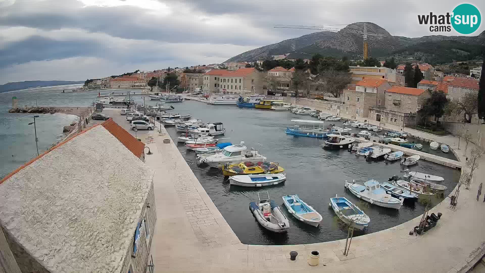 Web kamera Bol Riva – Pogled uživo na luku i marinu