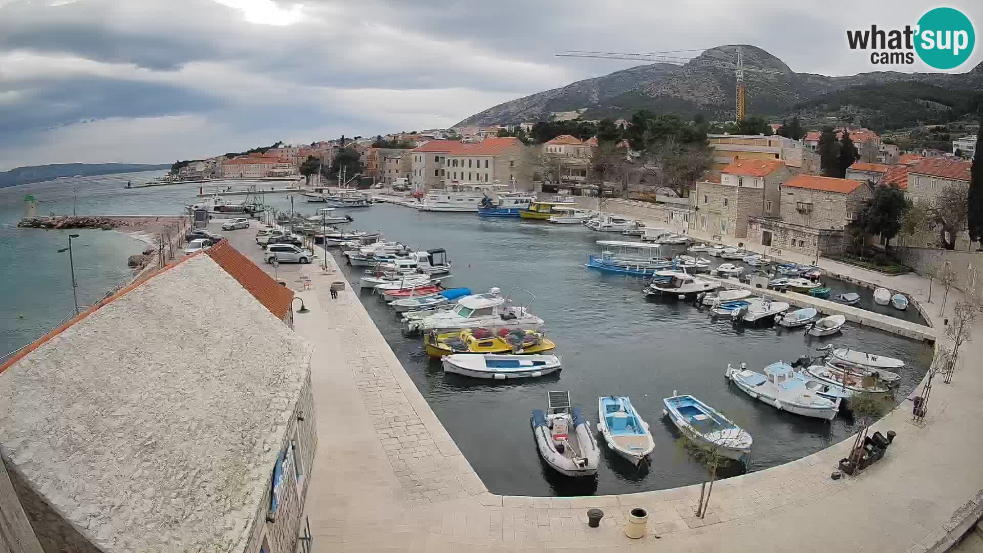 Spletna kamera Bol pristanišče – Pogled v živo na Rivo in marino