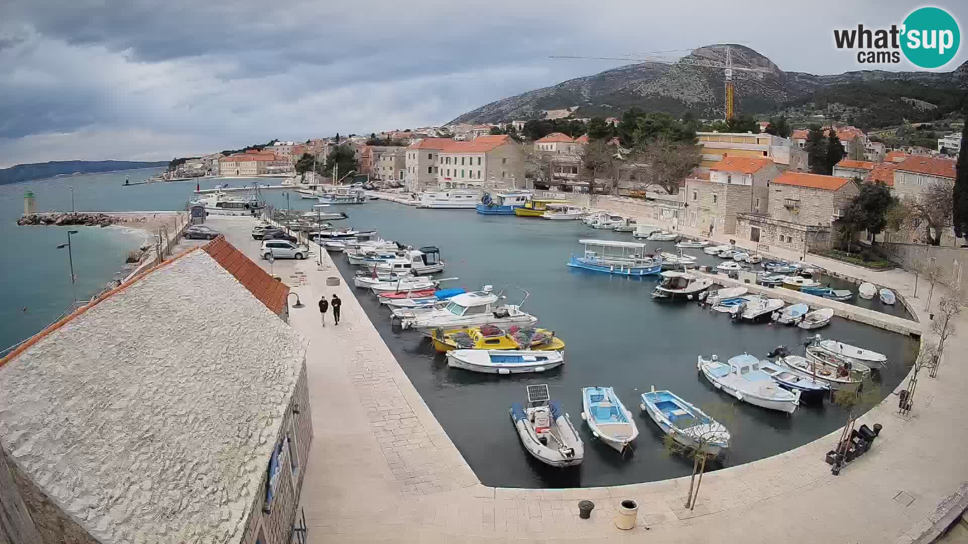 Spletna kamera Bol pristanišče – Pogled v živo na Rivo in marino