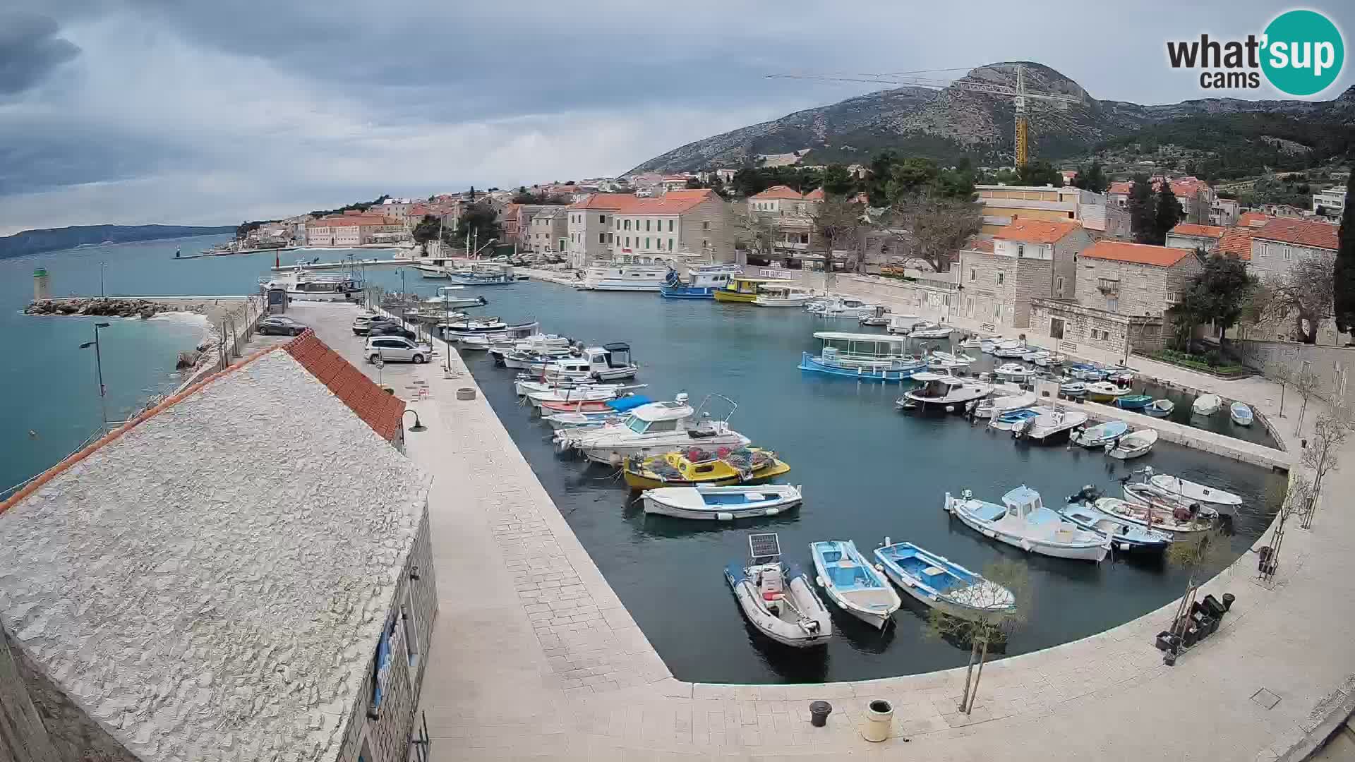 Web kamera Bol Riva – Pogled uživo na luku i marinu