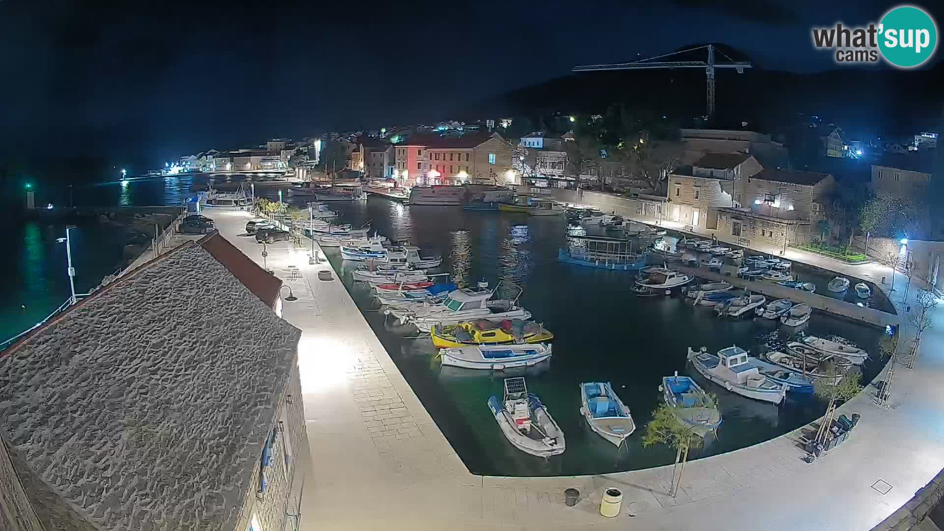 Web kamera Bol Riva – Pogled uživo na luku i marinu