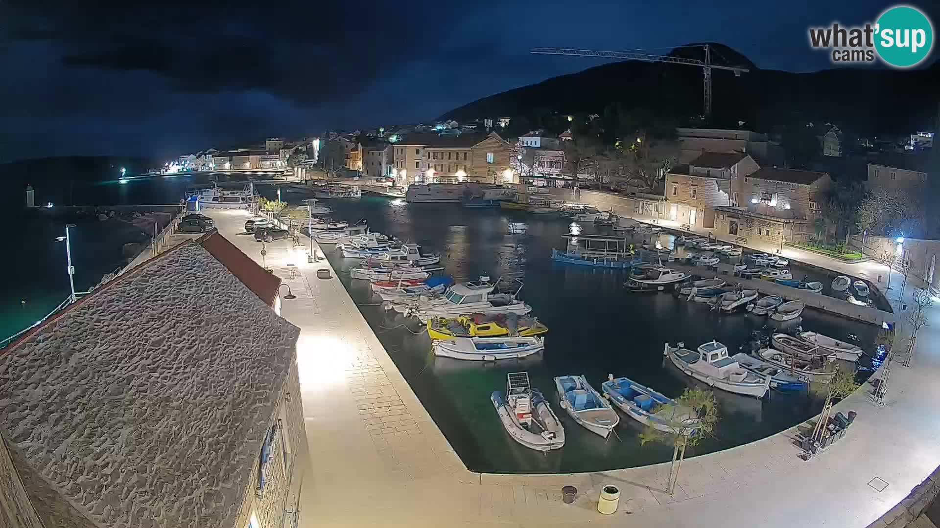 Web kamera Bol Riva – Pogled uživo na luku i marinu