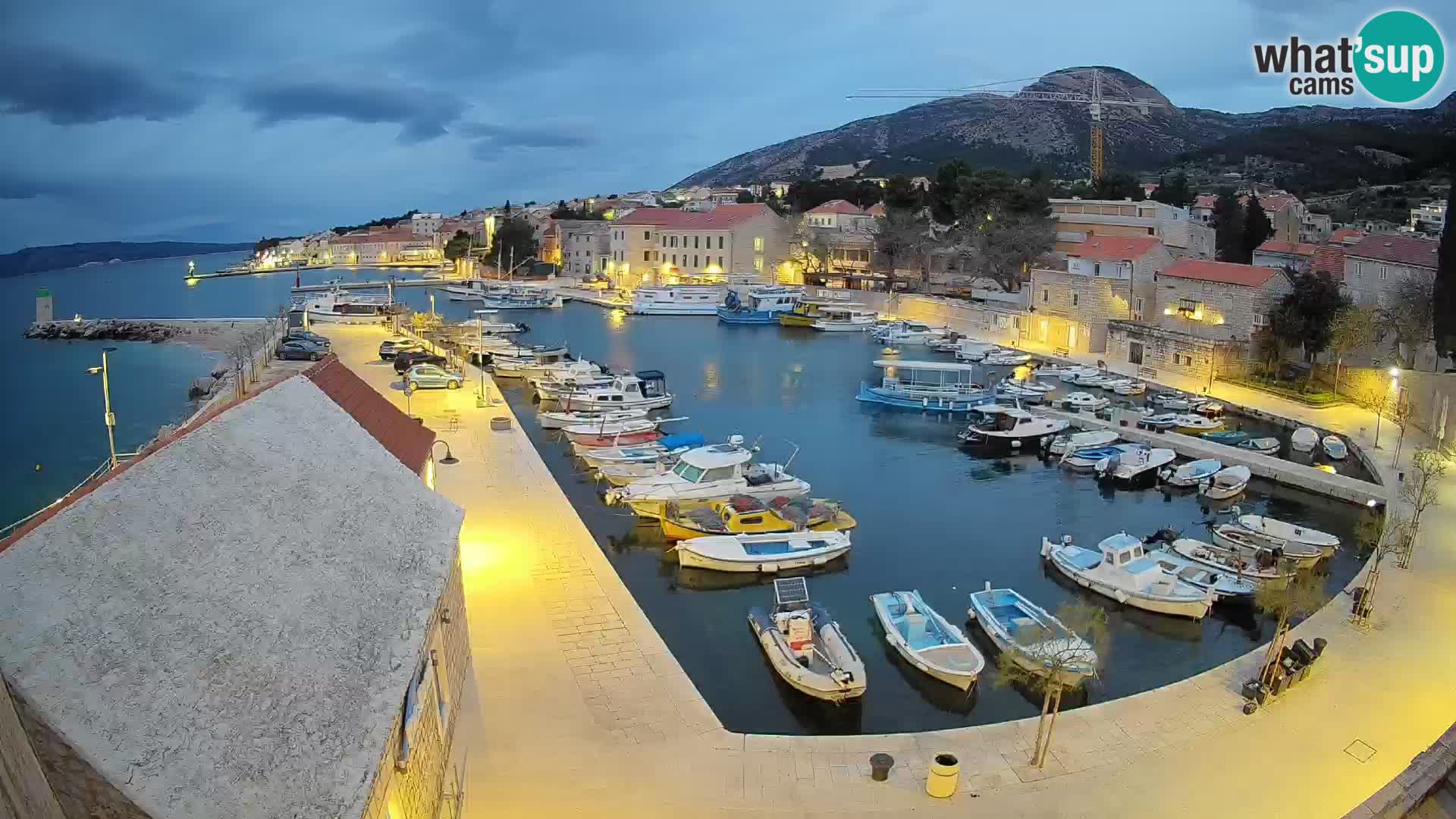 Web kamera Bol Riva – Pogled uživo na luku i marinu