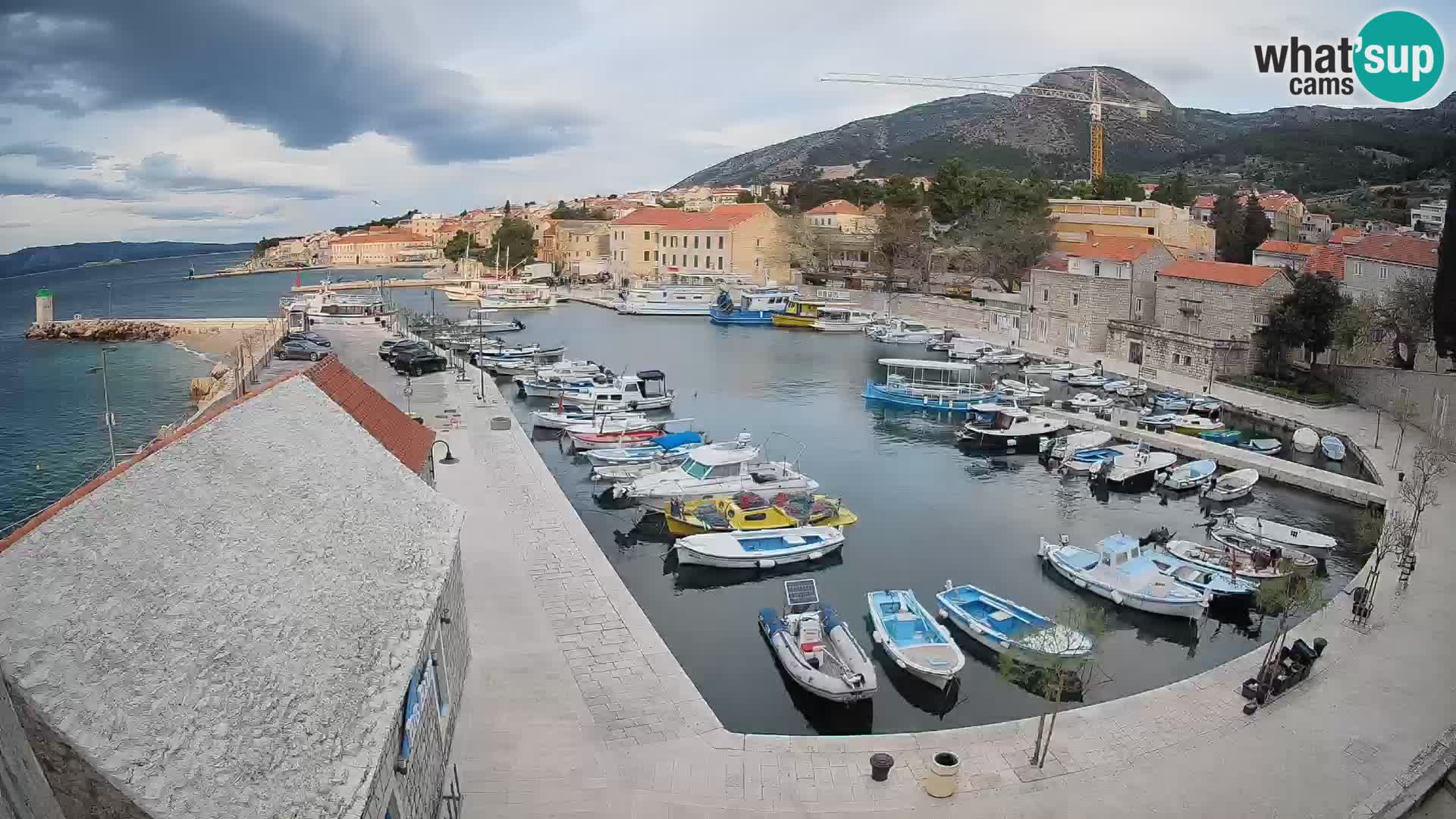 Web kamera Bol Riva – Pogled uživo na luku i marinu