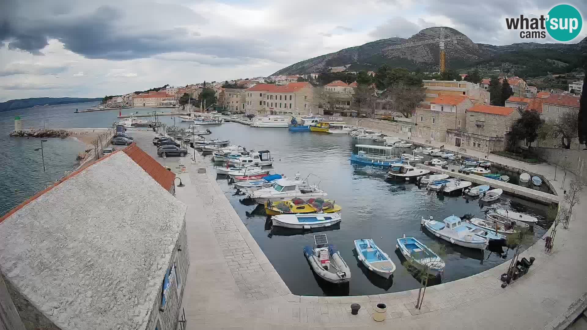 Web kamera Bol Riva – Pogled uživo na luku i marinu