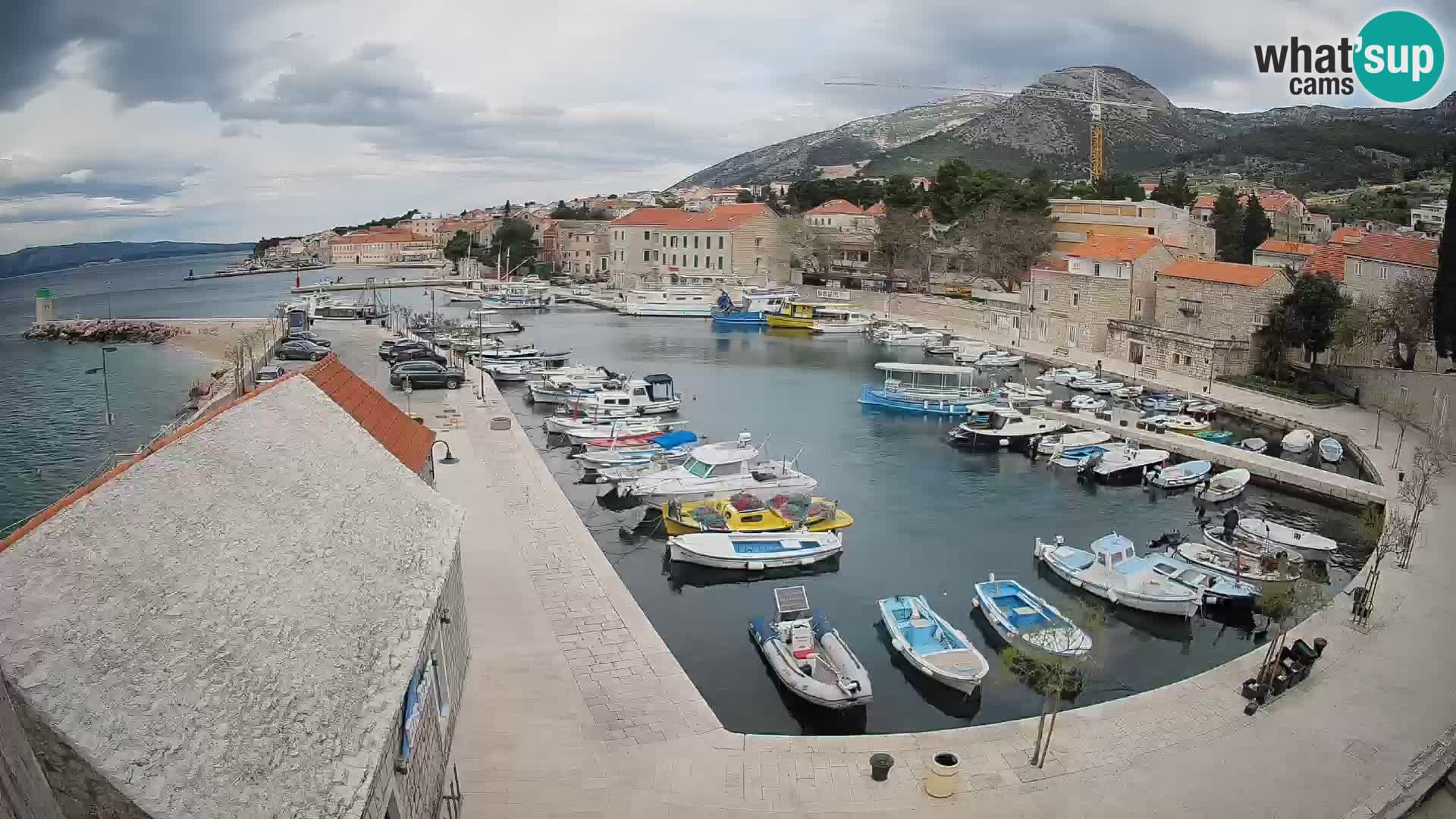 Spletna kamera Bol pristanišče – Pogled v živo na Rivo in marino