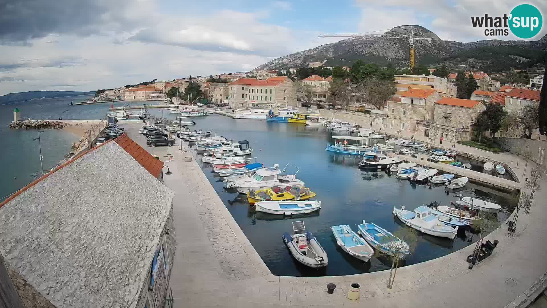 Web kamera Bol Riva – Pogled uživo na luku i marinu