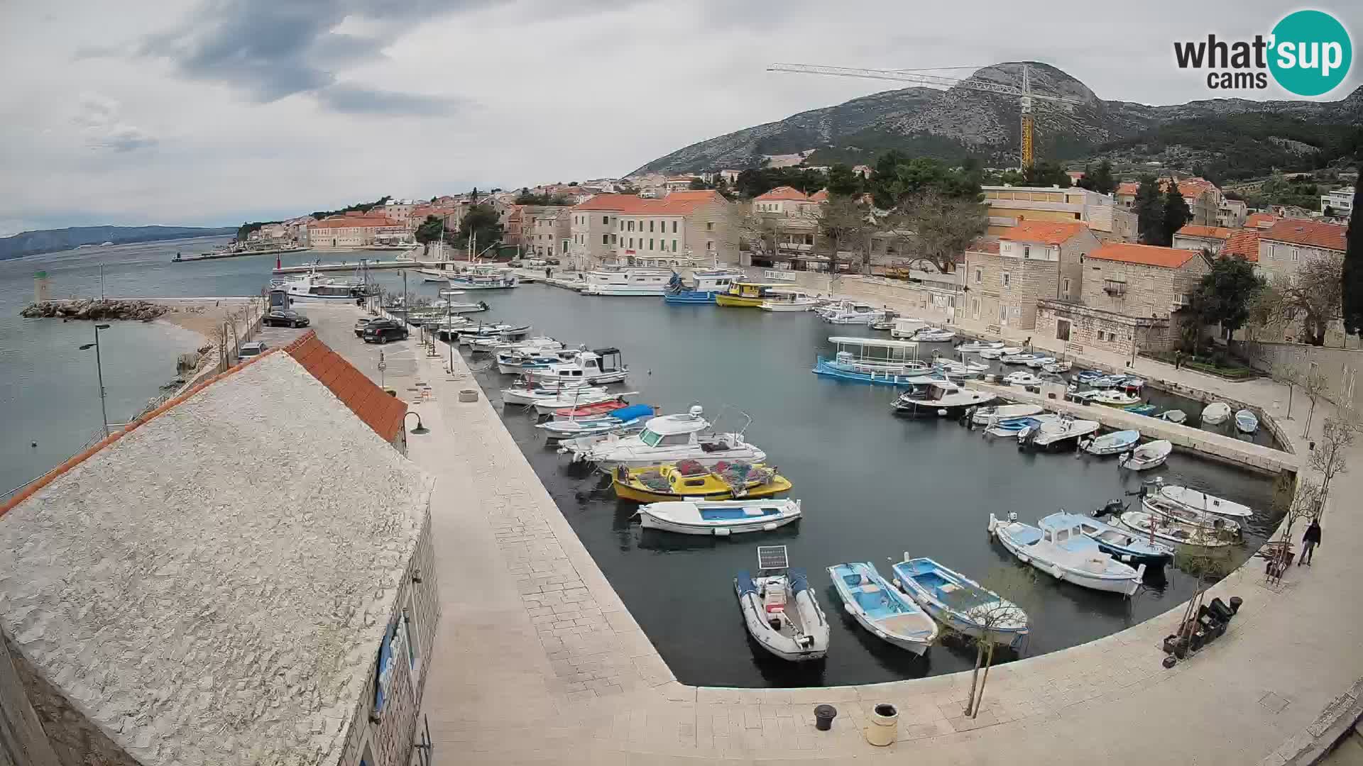 Spletna kamera Bol pristanišče – Pogled v živo na Rivo in marino