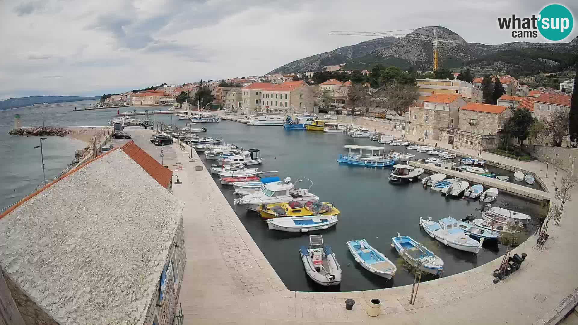 Web kamera Bol Riva – Pogled uživo na luku i marinu