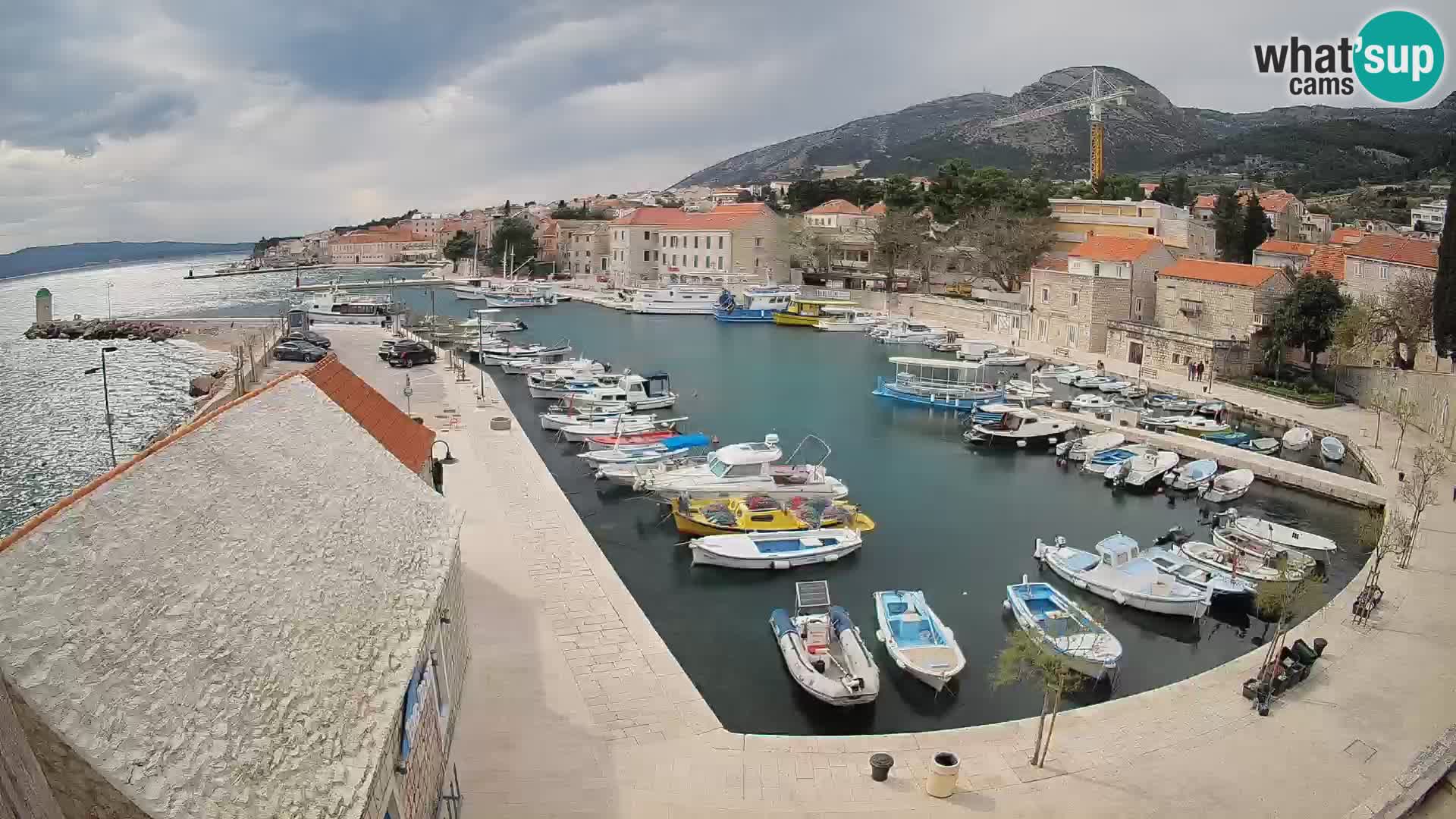 Spletna kamera Bol pristanišče – Pogled v živo na Rivo in marino