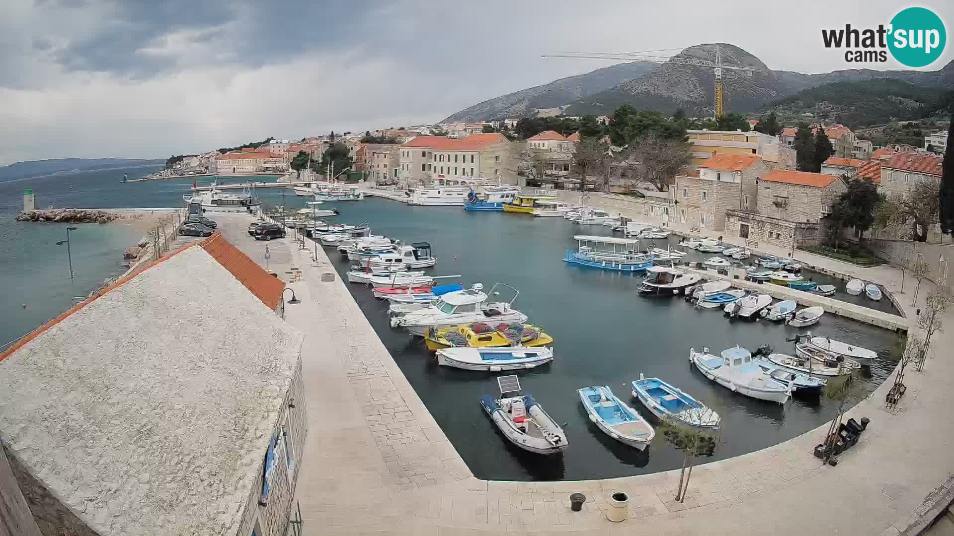 Spletna kamera Bol pristanišče – Pogled v živo na Rivo in marino