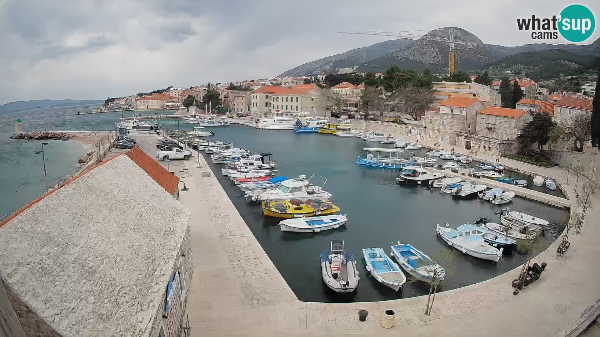 Web kamera Bol Riva – Pogled uživo na luku i marinu