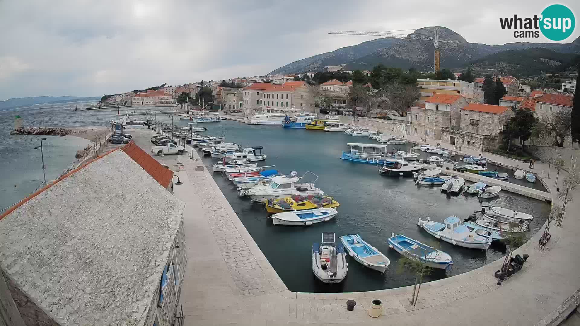 Web kamera Bol Riva – Pogled uživo na luku i marinu