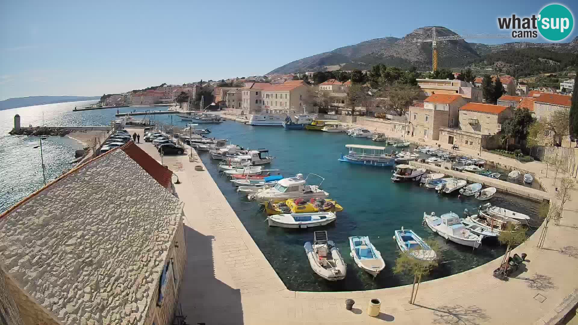 Web kamera Bol Riva – Pogled uživo na luku i marinu