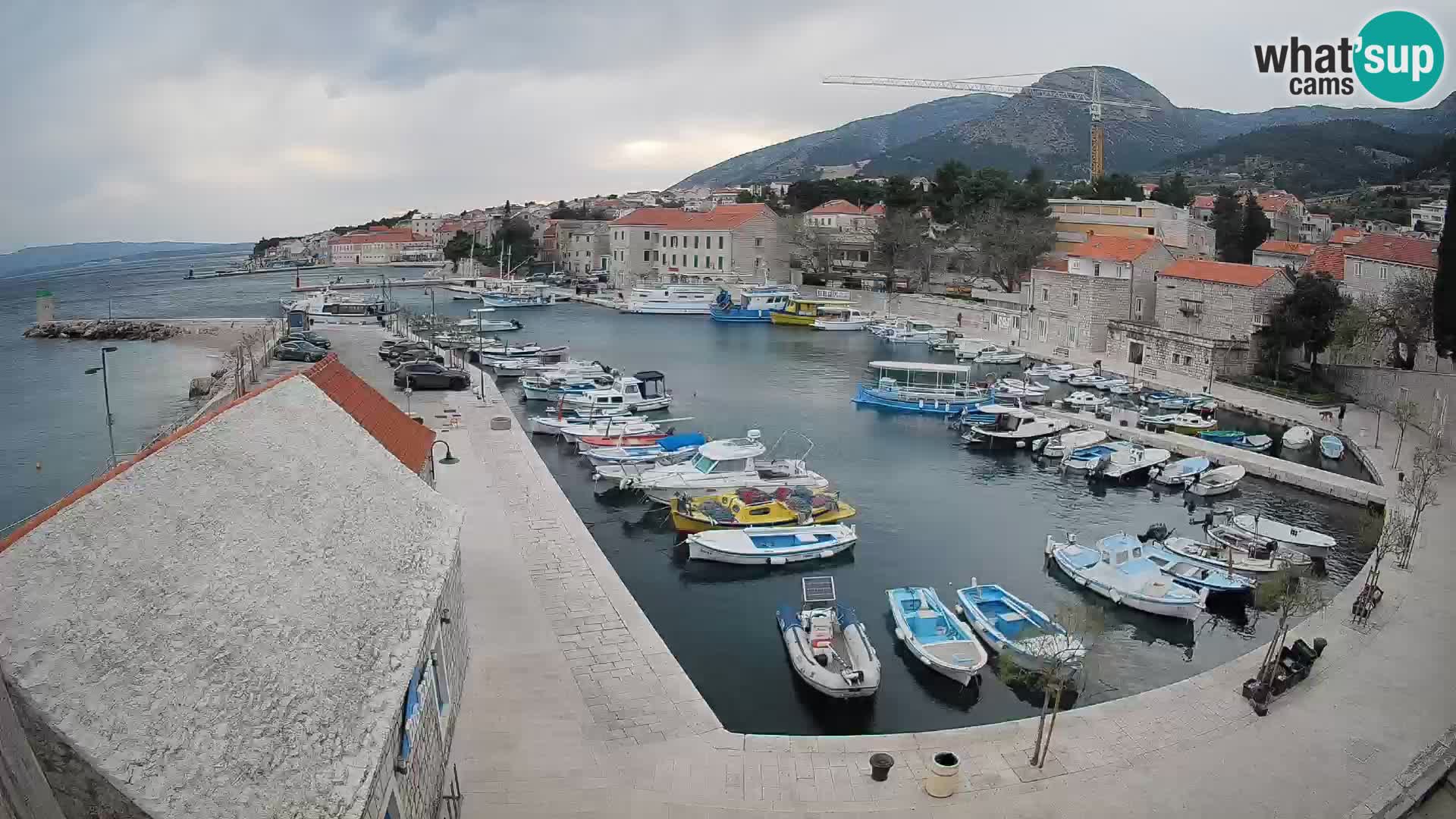 Web kamera Bol Riva – Pogled uživo na luku i marinu