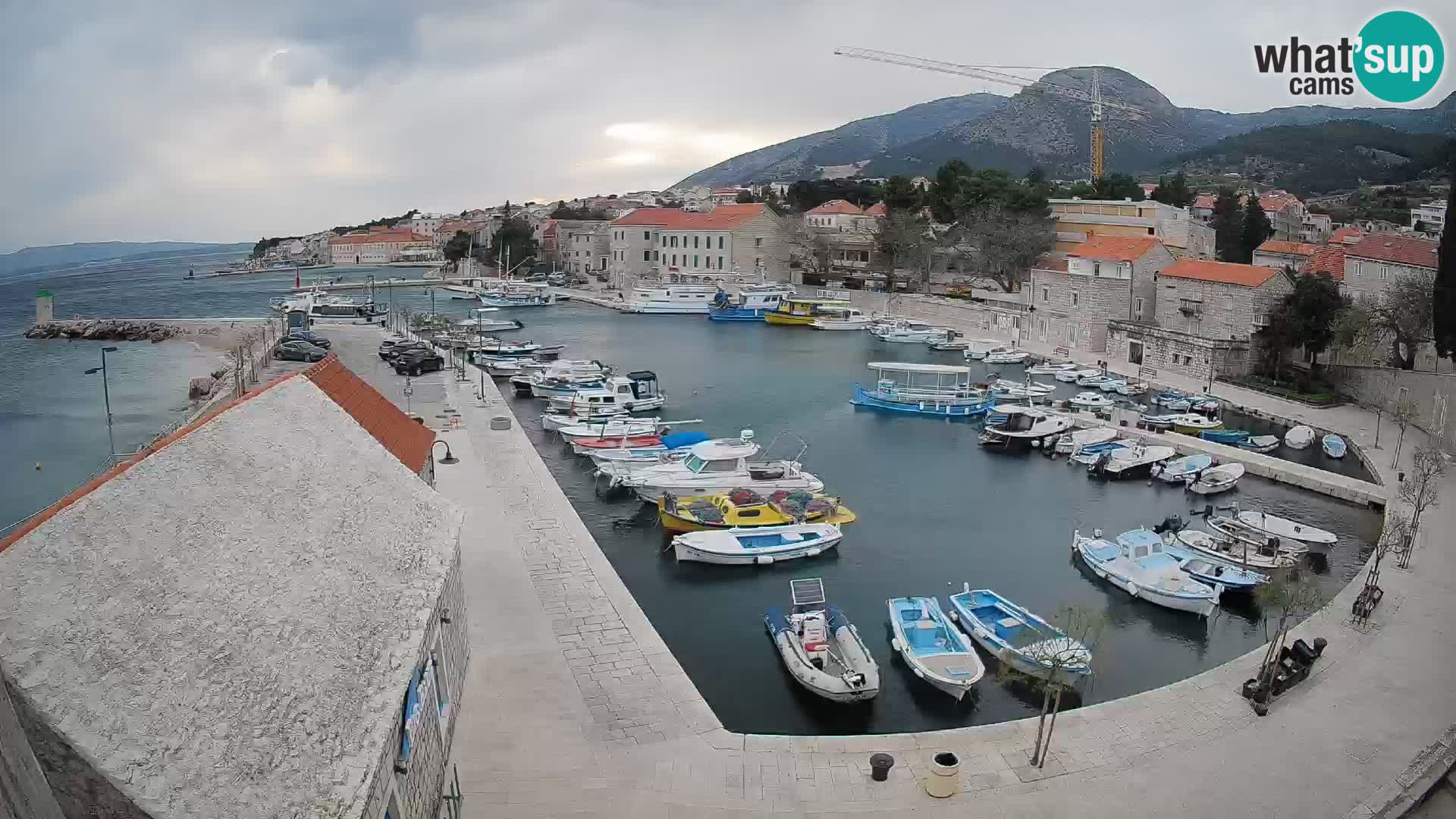 Spletna kamera Bol pristanišče – Pogled v živo na Rivo in marino