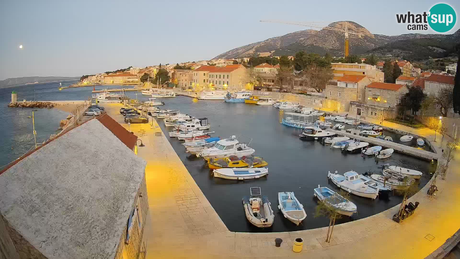Web kamera Bol Riva – Pogled uživo na luku i marinu