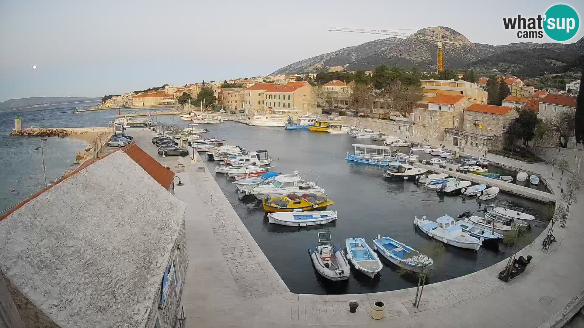 Web kamera Bol Riva – Pogled uživo na luku i marinu