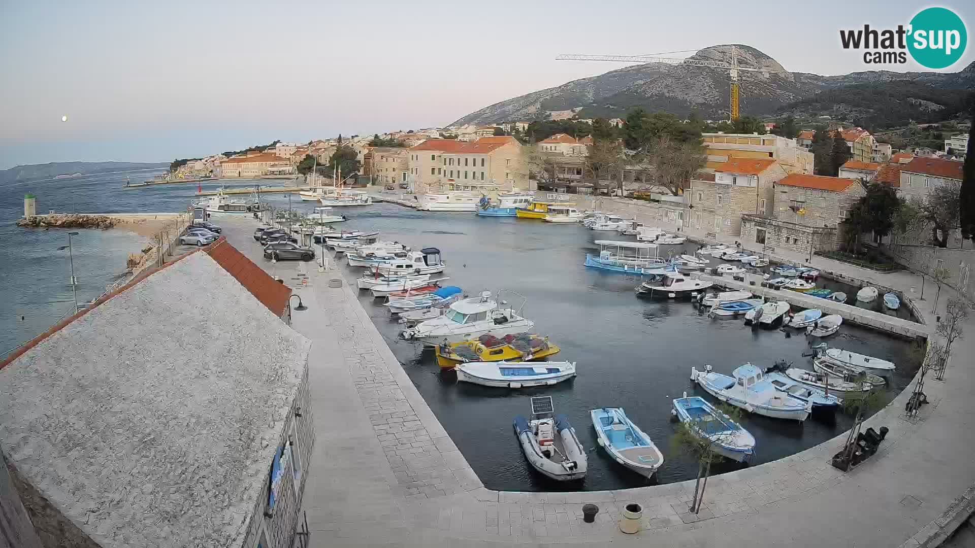 Web kamera Bol Riva – Pogled uživo na luku i marinu