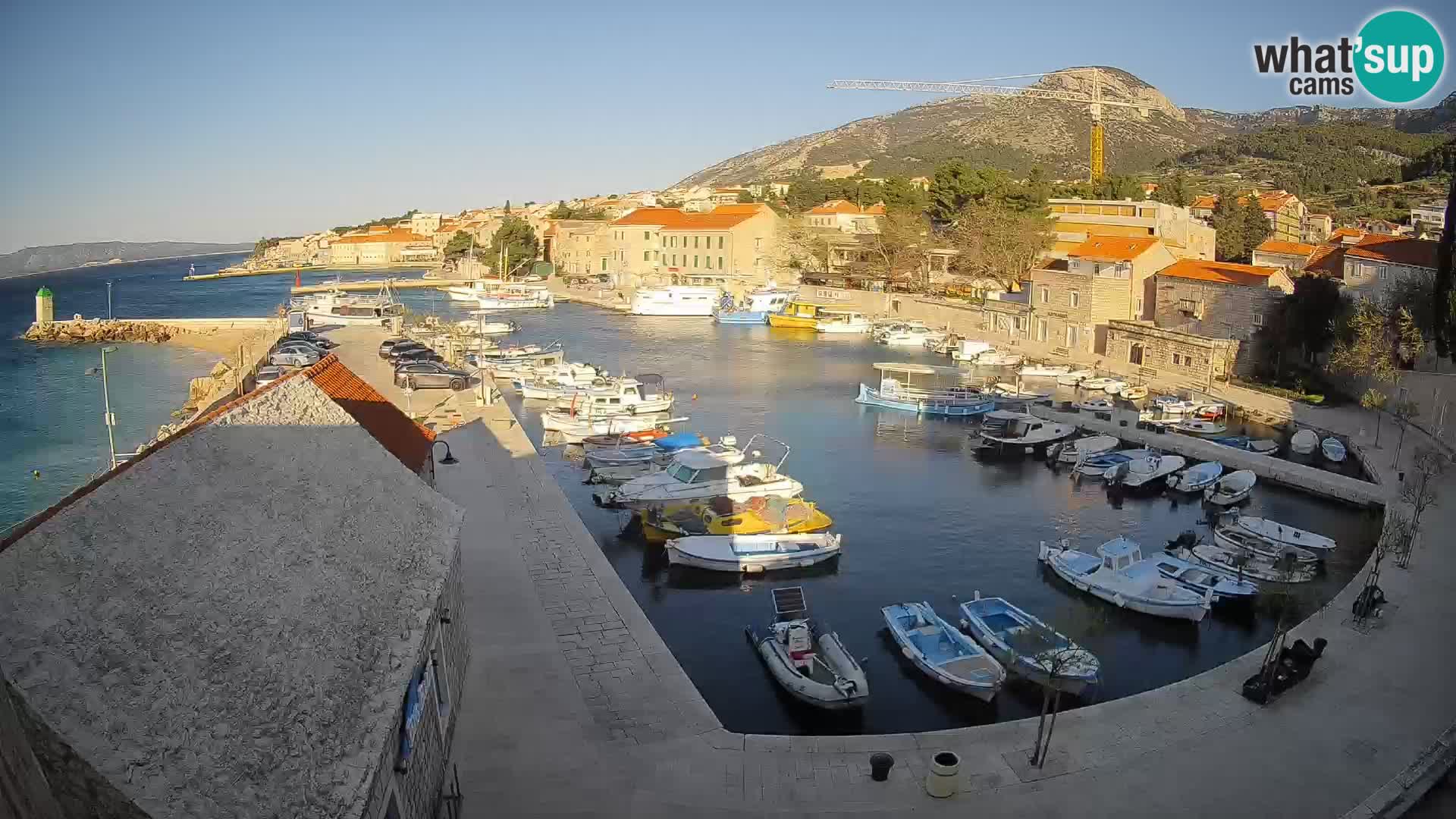 Web kamera Bol Riva – Pogled uživo na luku i marinu