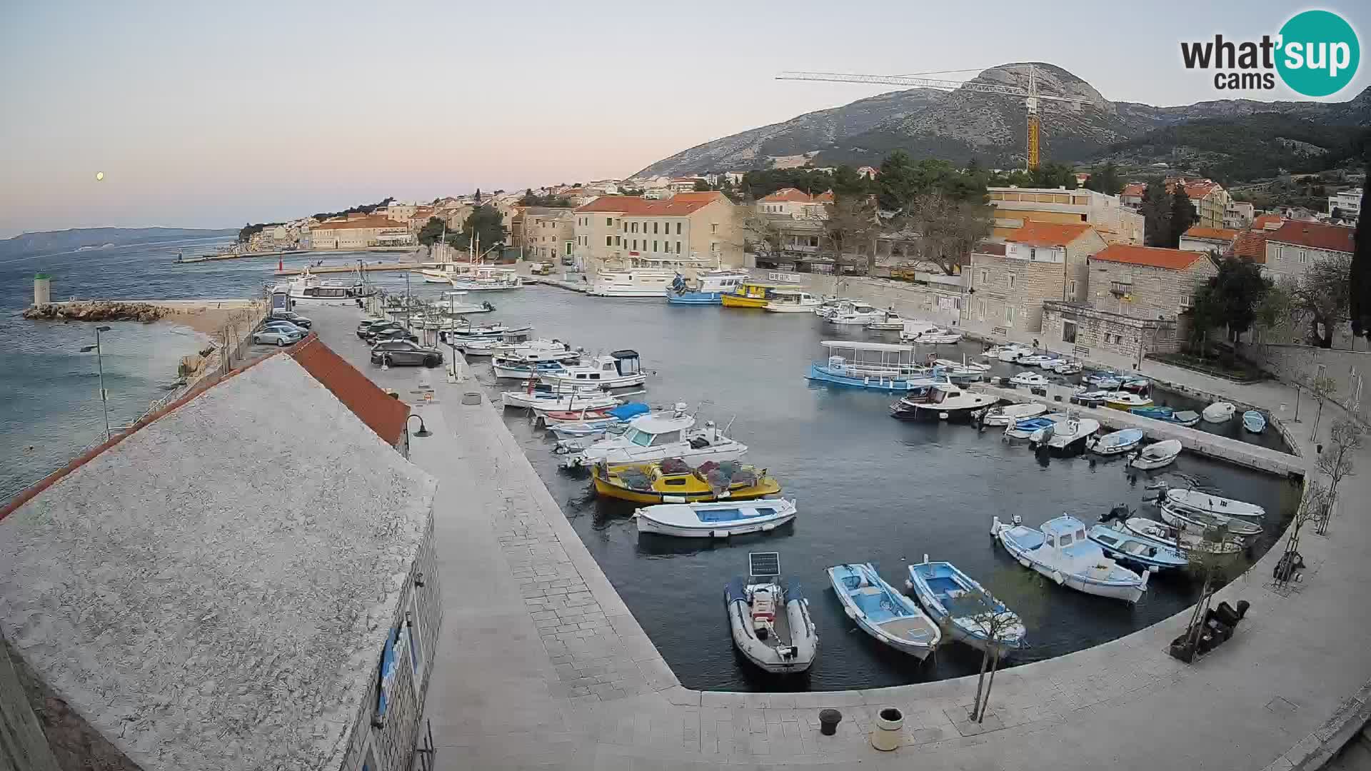 Spletna kamera Bol pristanišče – Pogled v živo na Rivo in marino