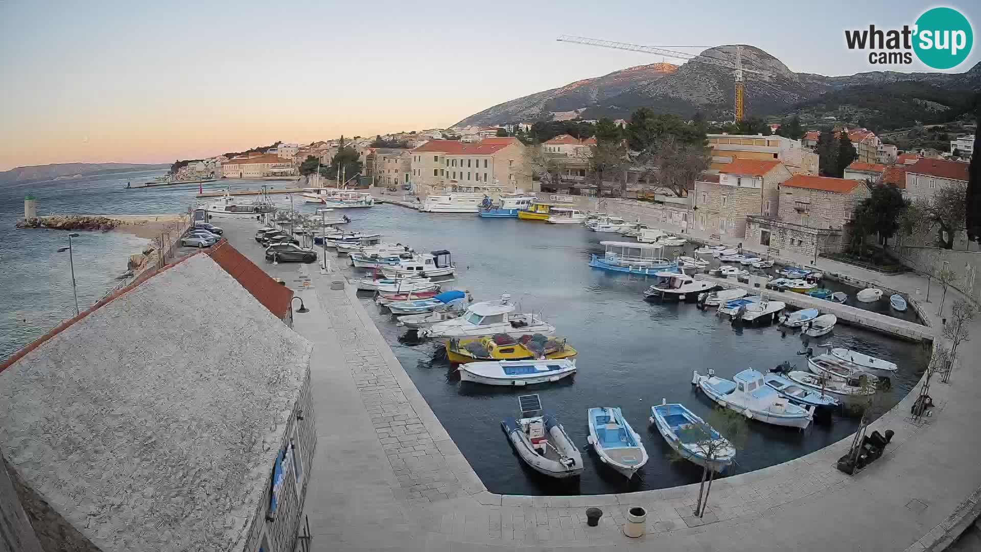 Spletna kamera Bol pristanišče – Pogled v živo na Rivo in marino