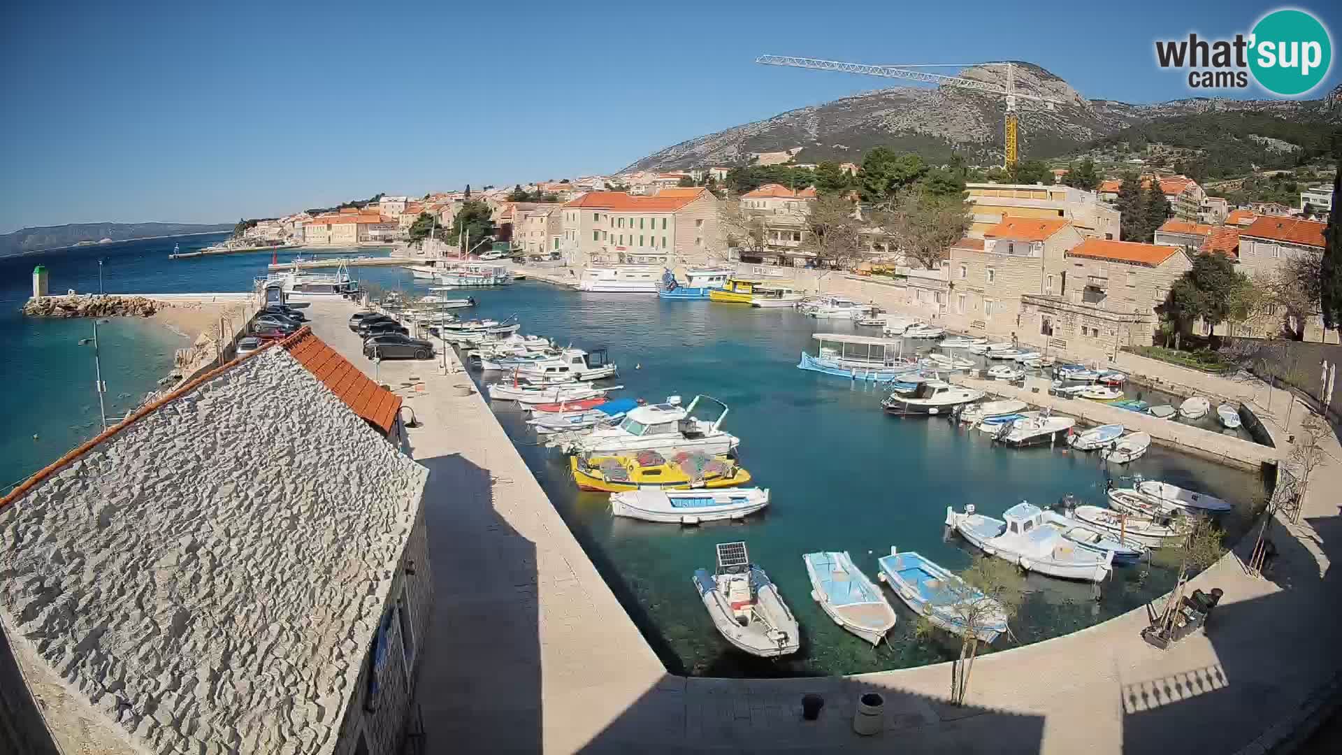 Web kamera Bol Riva – Pogled uživo na luku i marinu