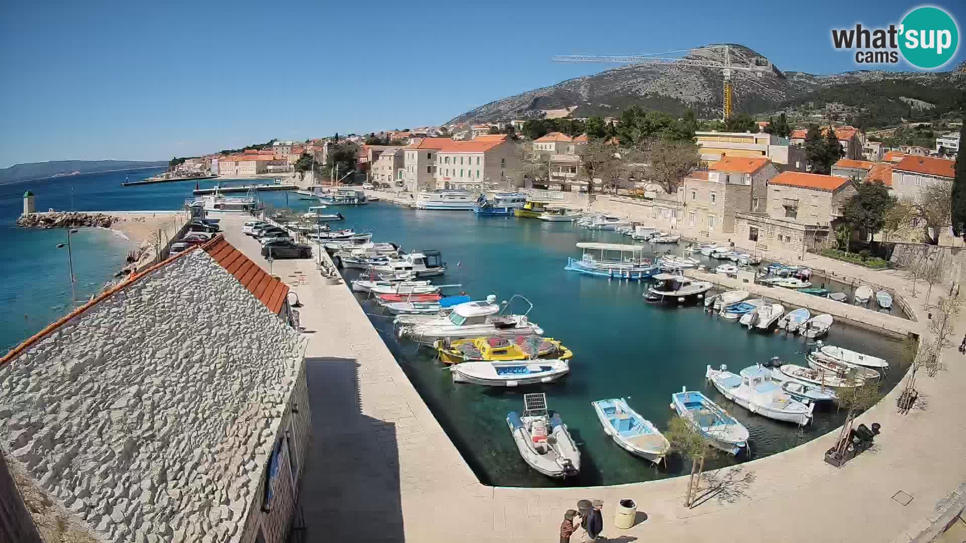 Spletna kamera Bol pristanišče – Pogled v živo na Rivo in marino