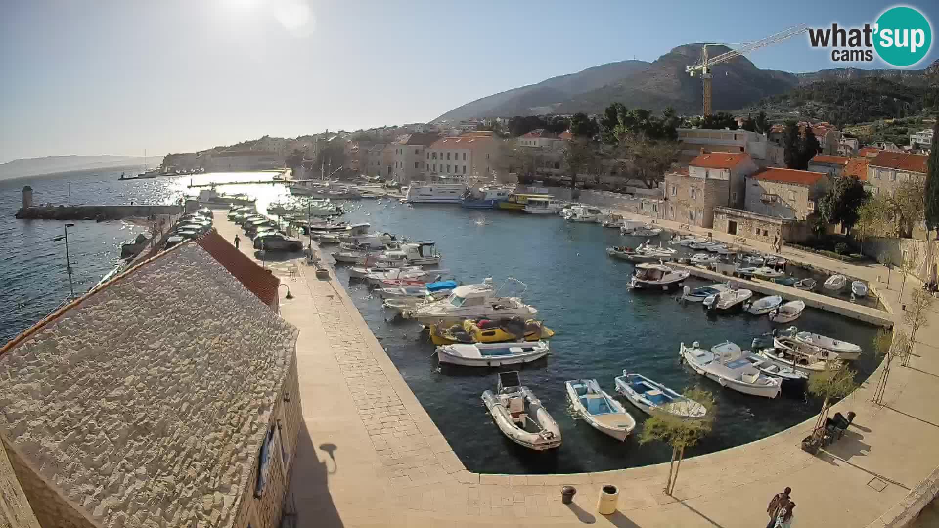 Web kamera Bol Riva – Pogled uživo na luku i marinu