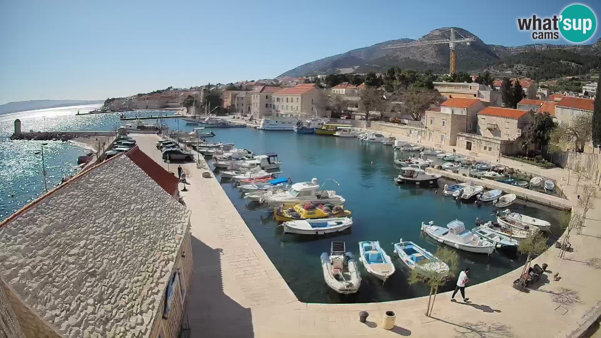 Web kamera Bol Riva – Pogled uživo na luku i marinu