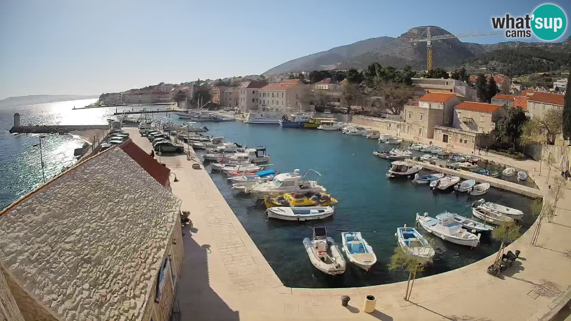 Spletna kamera Bol pristanišče – Pogled v živo na Rivo in marino