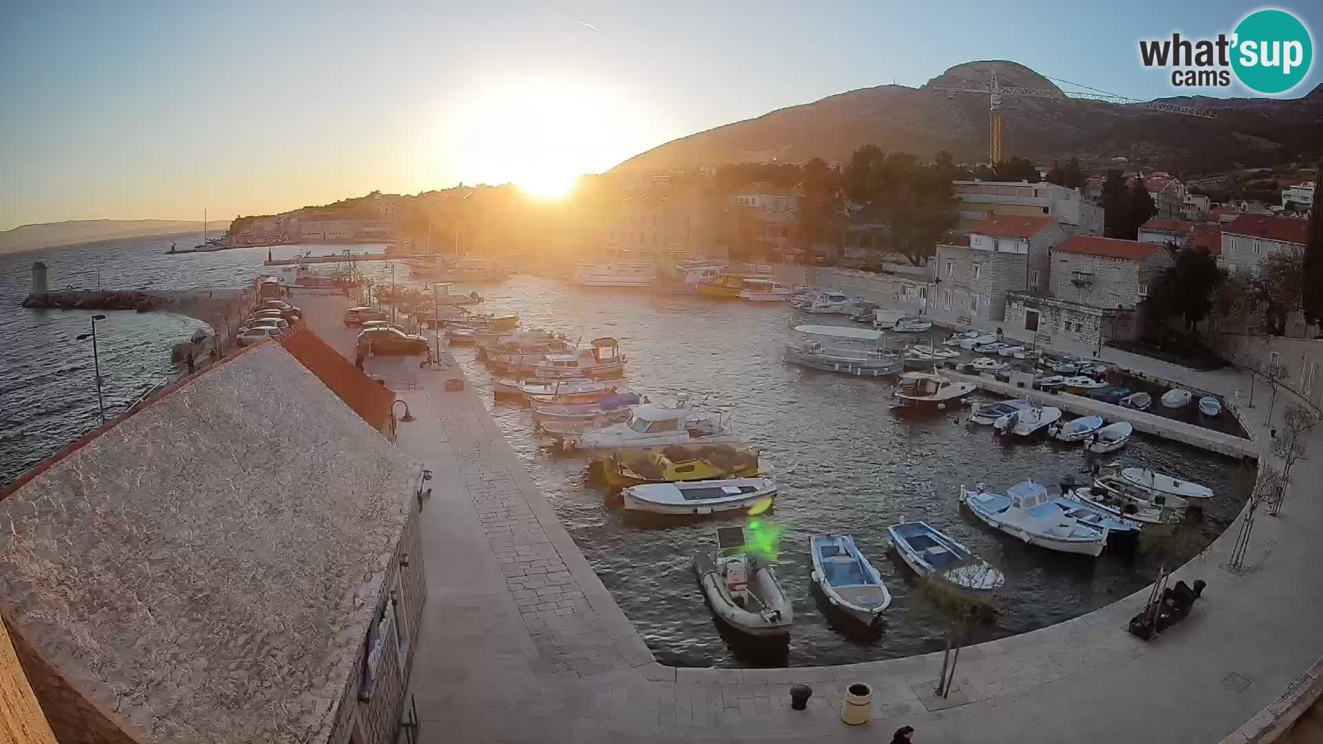 Webcam porto di Bol – Vista live sulla Riva e Marina