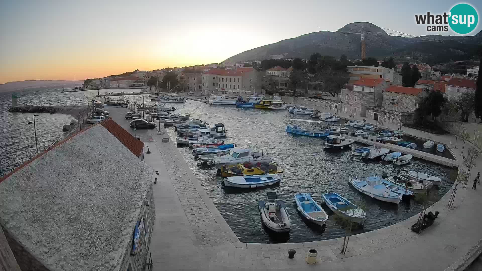 Spletna kamera Bol pristanišče – Pogled v živo na Rivo in marino