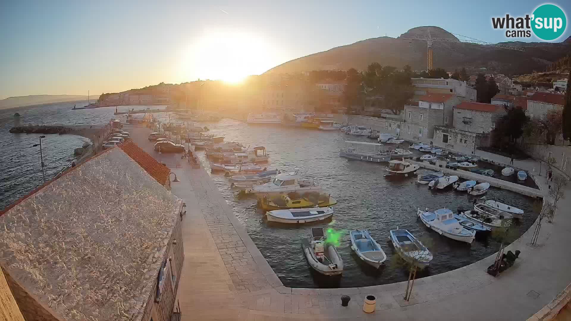 Spletna kamera Bol pristanišče – Pogled v živo na Rivo in marino