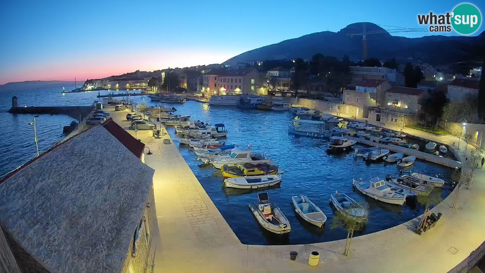 Webcam porto di Bol – Vista live sulla Riva e Marina