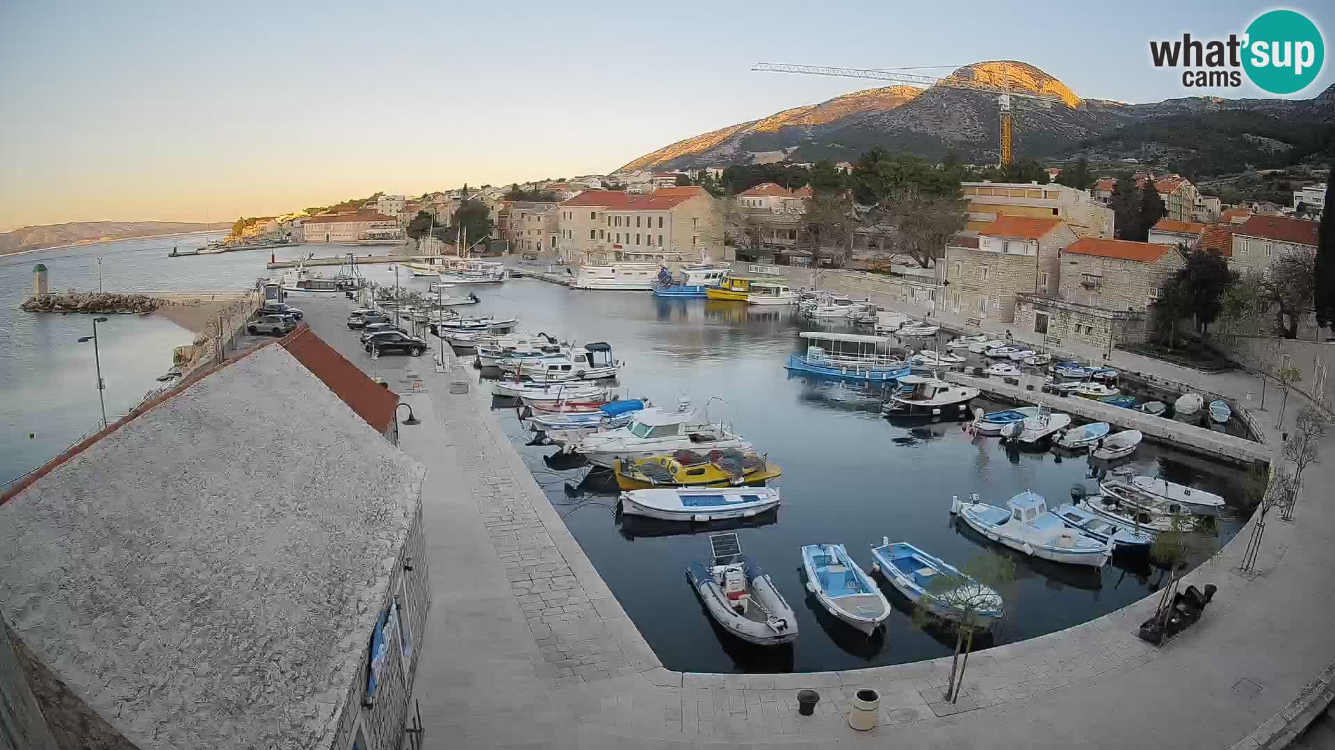 Spletna kamera Bol pristanišče – Pogled v živo na Rivo in marino